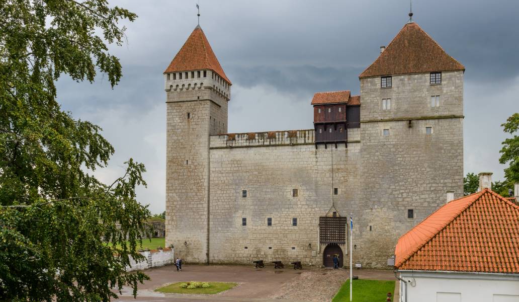 Kuresarės pilis, Estija